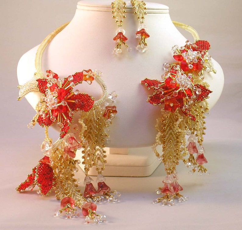 Istruzioni per il tutorial avanzato di Hannah Rosner Designs per collana di perline con motivo a fiore della passione e tralcio di peyote e ndebele. immagine 3
