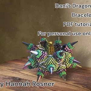 Kralenpatroon Dani's Dragons (Dragon Scales) zelfstudie-instructies voor peyote-kralenarmband van gemiddeld niveau door Hannah Rosner Designs