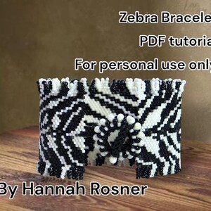 Pulseira com estampa de zebra africana e contas, com fecho de alavanca, tutorial de instruções para ponto peyote - Design de joias "faça você mesmo" por Hannah Rosner