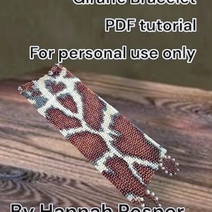 Istruzioni tutorial per realizzare un braccialetto di perline con motivo a giraffa, punto peyote o lavoro a telaio, con chiusura a barilotto - Progetto di gioielli fai da te di Hannah Rosner