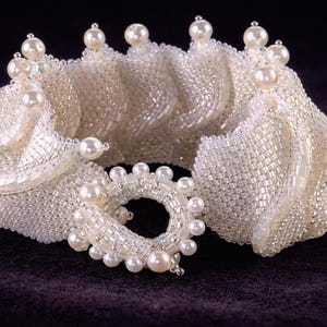 Tutorial e instrucciones para la creación de una pulsera con cuentas estilo peyote "Royal Ruffles" - Nivel avanzado de bisutería, por Hannah Rosner Designs. imagen 10
