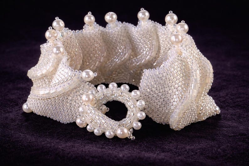 Tutorial e instrucciones para la creación de una pulsera con cuentas estilo peyote "Royal Ruffles" - Nivel avanzado de bisutería, por Hannah Rosner Designs. imagen 10