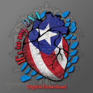 Puede incluir: Un corazón rojo, blanco y azul con un diseño de bandera puertorriqueña. El corazón está rodeado de puntos azules y blancos. El texto "It's in my DNA" está escrito en una fuente colorida.