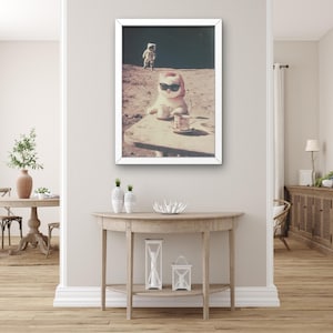 Astronaut Katze auf dem Mond Lustige Parodie Leinwand Wandkunst, Space Meme Poster Druck, surrealer Kaffee trinkender Kitty Dekor, Geschenk Katzenliebhaber
