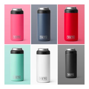 以下が含まれることがあります： さまざまな色（ピンク、ブルー、レッド、ティール、ホワイト、ブラック）のYETI Rambler 12オンスステンレススチール製缶クーラー6個。各クーラーには、黒い蓋とYETIロゴが付いています。