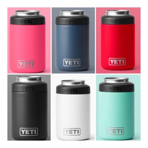 以下が含まれることがあります： 6色のYETI Rambler 12オンス缶クーラー: ピンク、ブルー、レッド、ブラック、ホワイト、ティール
