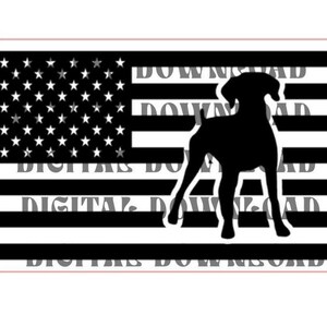 Op de afbeelding: Een zwart-wit grafisch ontwerp met een Amerikaanse vlag en een silhouet van een hond. Het vlagontwerp bevat sterren en strepen, met het hondensilhouet over de strepen. De woorden "DOWNLOAD DIGITAL DOWNLOAD" worden herhaald.