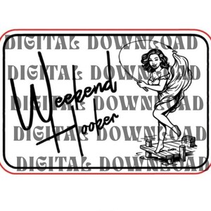 Op de afbeelding: Zwart-wit afbeelding met een rode rand met de tekst "Weekend Hooker". De afbeelding toont een vrouw die vanaf een steiger vist, met de woorden "DIGITALE DOWNLOAD" op de achtergrond.