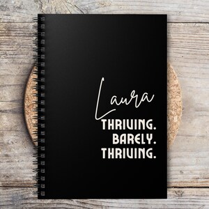 Cuaderno divertido y personalizado, Diario "Prosperando Apenas Prosperando", Regalo personalizado con nombre para ella, Cuaderno de humor sarcástico, Regalo para la mejor amiga