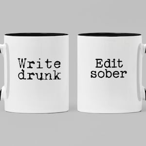 Puede incluir: Dos tazas de café blancas con asas negras y bordes negros. La taza de la izquierda dice "Write drunk" y la taza de la derecha dice "Edit sober".