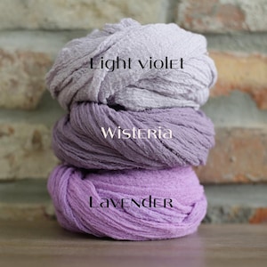 K&ouml;nnte beinhalten: Ein Stapel aus drei strukturierten Stofft&uuml;chern in verschiedenen Violettt&ouml;nen. Das oberste Tuch ist mit Light violet, das mittlere mit Wisteria und das unterste mit Lavender beschriftet. Jeder Stoff weist eine geknitterte, gazeartige Textur auf.