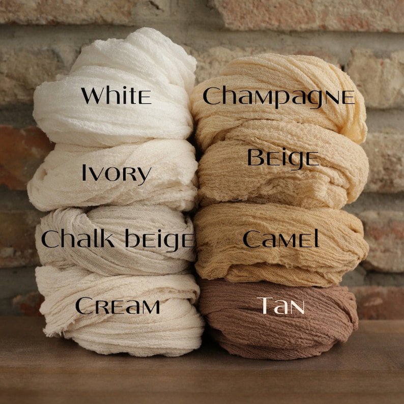 K&ouml;nnte beinhalten: Eine Sammlung von acht strukturierten Stofft&uuml;chern, die in zwei Spalten gestapelt sind. Die linke Spalte enth&auml;lt die Beschriftungen White, Ivory, Chalk Beige und Cream. Die rechte Spalte enth&auml;lt Champagne, Beige, Camel und Tan in neutralen T&ouml;nen.