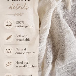 K&ouml;nnte beinhalten: Cremewei&szlig;er Baumwollgaze-Stoff mit knittriger Textur und rohen Kanten. Der Text auf dem Bild lautet: Fabric details, 100% cotton gauze, Soft and breathable, Natural crinkle texture, Hand dyed in small batches, Raw natural edges.