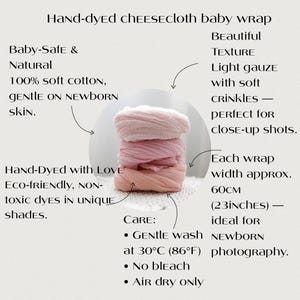 K&ouml;nnte beinhalten: Ein Stapel aus drei handgef&auml;rbten Mullt&uuml;chern f&uuml;r Babys in Rosa- und Pfirsicht&ouml;nen. Der Text enth&auml;lt: Hand-dyed cheesecloth baby wrap, 100% soft cotton, Beautiful texture light gauze with soft crinkles, Each wrap width approx. 60cm, Care: Gentle wash at 30&deg;C, No bleach, Air dry only.
