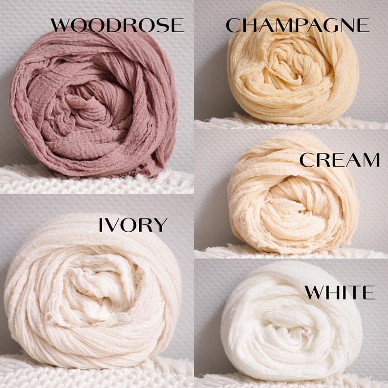 K&ouml;nnte beinhalten: F&uuml;nf Rollen aus strukturiertem Stoff, angeordnet in einem Raster. Die Farben sind beschriftet als Woodrose, ein staubiges Rosa; Champagne, ein blasses Gold; Cream, ein warmes Off-White; Ivory, ein sanftes helles Beige; und White, ein helles Neutral.