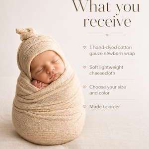 K&ouml;nnte beinhalten: Ein beigefarbenes Wickeltuch aus Baumwollgaze f&uuml;r Neugeborene mit passender Knotenm&uuml;tze. Der Text lautet: What you receive, 1 hand-dyed cotton gauze newborn wrap, Soft lightweight cheesecloth, Choose your size and color, Made to order. Texturierte Oberfl&auml;che.