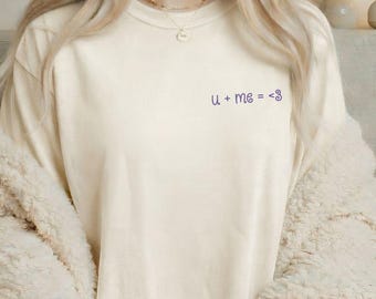Maglietta ricamata U + Me = <3 Comfort Colors Tee You And Me OR3 Maglietta con piccolo ricamo Olivia Shirt Sad Girl T-Shirt Song OR3 Lyric Shirt