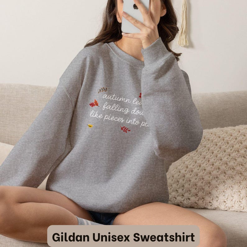 Sudadera con bordado de hojas de otoño cayendo, cómoda sudadera Taylor, sudadera All Too Well, sudadera con capucha, bordado de letras, regalo para amantes de la música imagen 6
