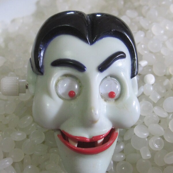 Wind-Up Dracula Halloween Pin Hallmark  1987 Vampire brooch, lapel pin