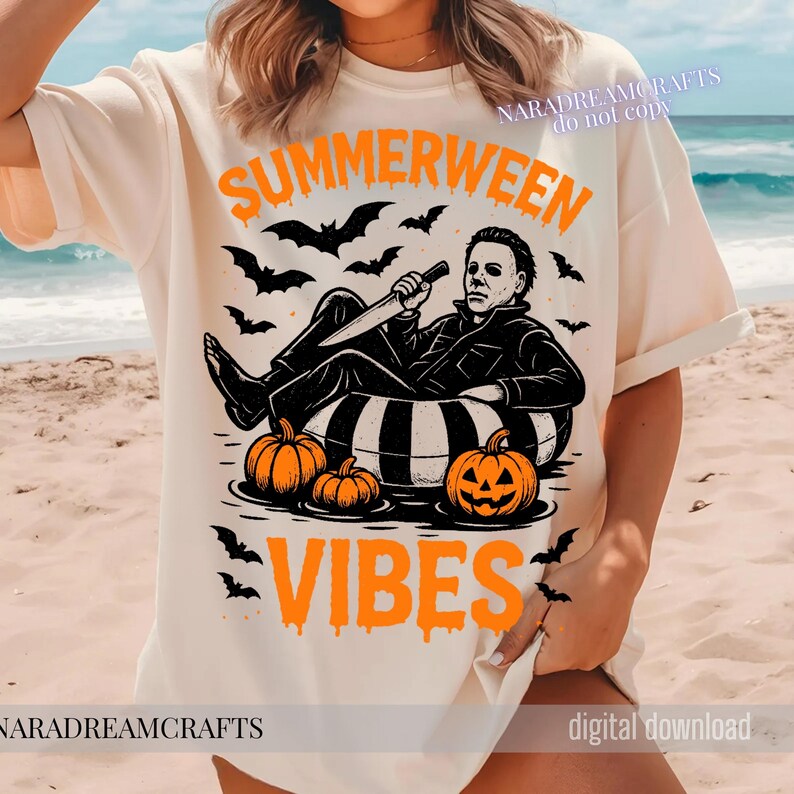 Op de afbeelding: Cr&egrave;mekleurig T-shirt met een oranje afbeelding. De afbeelding toont de tekst "SUMMERWEEN VIBES" met Michael Myers in een zwemband, omringd door vleermuizen en pompoenen. Het shirt is een digitale download.
