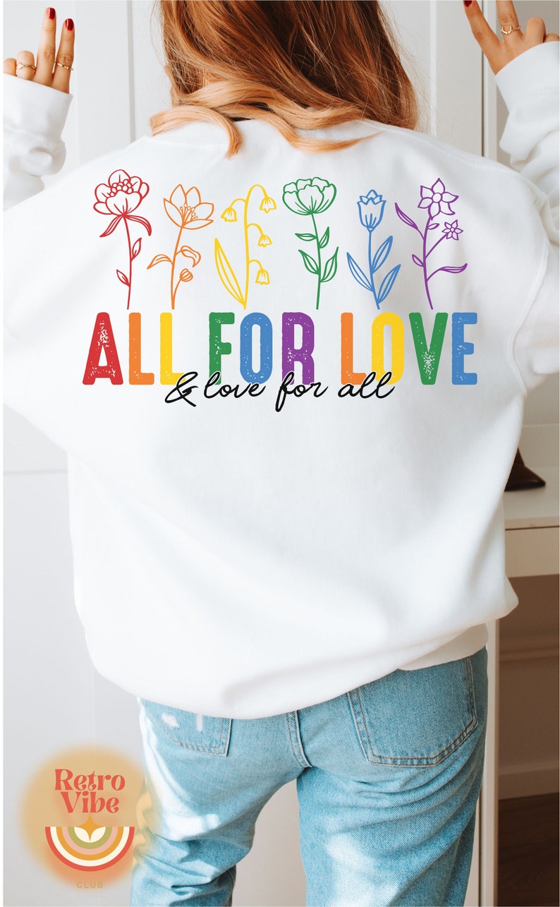 Puede incluir: Sudadera blanca con un dise&ntilde;o de arco&iacute;ris de flores y el texto "ALL FOR LOVE & love for all".