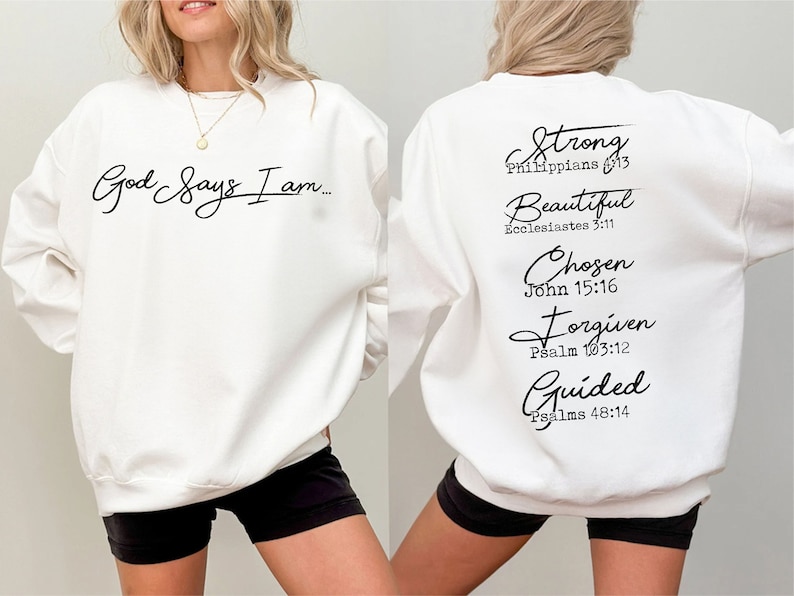 Może przedstawiać: Biała bluza z napisem "God Says I am..." z przodu i napisem "Strong Philippians 4:13, Beautiful Ecclesiastes 3:11, Chosen John 15:16, Forgiven Psalm 103:12, Guided Psalms 48:14" z tyłu.