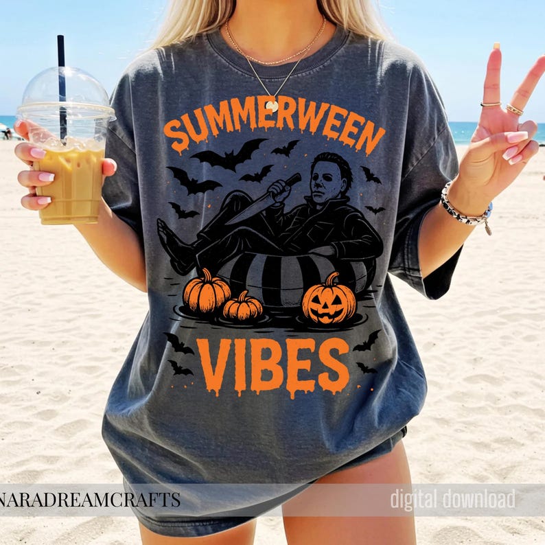 Op de afbeelding: Donkergrijs t-shirt met de woorden "SUMMERWEEN VIBES" in oranje. De afbeelding heeft een Halloween-thema met vleermuizen, pompoenen en een personage in een zwemband. Het shirt is een digitale download.