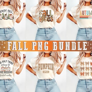 Op de afbeelding: Zes crèmekleurige t-shirts met herfstthema-afbeeldingen. De shirts tonen tekst en illustraties zoals "Howdy Fall", "Fall Vibes", "Autumn", "Pumpkin Spice" en "The only thing getting lit this weekend". De woorden "Fall PNG Bundle" worden ook weergegeven.