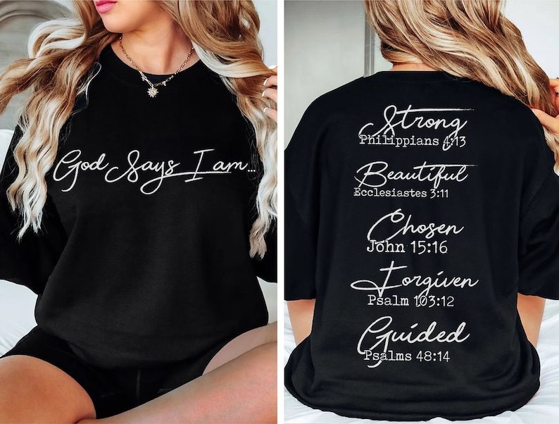 Może przedstawiać: Czarny sweter z białym napisem "God Says I am..." z przodu i "Strong Philippians 4:13, Beautiful Ecclesiastes 3:11, Chosen John 15:16, Forgiven Psalm 103:12, Guided Psalms 48:14" z tyłu.