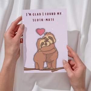 Biglietto di auguri per l'anniversario di un abbraccio di bradipo stampabile, biglietto di auguri di un bradipo carino, biglietto romantico di anniversario 5x7, biglietto di auguri di coppia di bradipi, biglietto di auguri di amore sentimentale