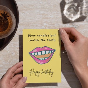 Funny Blow Candles But Watch The Teeth Verjaardagskaart, BFF afdrukbare verjaardagskaart, humoristische verjaardag 5 x 7 in kaart