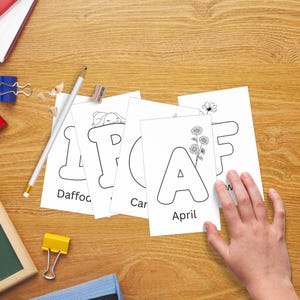 Könnte beinhalten: Schwarz-weiße druckbare Alphabet-Karteikarten mit Illustrationen. Der Buchstabe A ist mit einer Blume dargestellt, der Buchstabe D mit einer Narzisse, der Buchstabe C mit einer Karotte, der Buchstabe F mit einer Blume und der Buchstabe P mit einem Hasen.