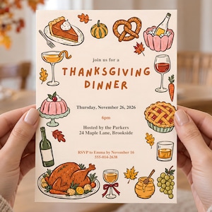 Op de afbeelding: Een crèmekleurige uitnodigingskaart voor een Thanksgiving-diner met kleurrijke illustraties van gebraden kalkoen, pompoentaart, wijn en herfstbladeren. De tekst luidt: join us for a THANKSGIVING DINNER, Thursday, November 26, 2026, 6pm, Hosted by the Parkers, 24 Maple Lane, Brookside, RSVP to Emma by November 16, 555-014-2638.