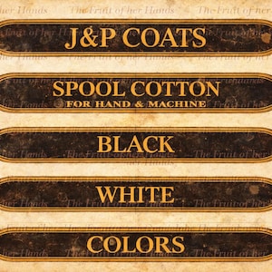 Op de afbeelding: Een vintage-afbeelding met vijf rechthoekige labels met tekst. De labels zijn donkerbruin met gouden letters. De tekst bevat "J&P COATS", "SPOOL COTTON", "BLACK", "WHITE" en "COLORS". De achtergrond is een beige, verouderd papier.