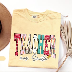 Personalisiertes Lehrer-Shirt zum Schulanfang, buntes Patchwork-T-Shirt mit Lehrernamen, süßes Team-Shirt für Lehrerinnen