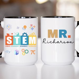 Puede incluir: Taza de cerámica blanca con asa y borde negros. Un lado presenta la palabra "STEM" en letras de colores con iconos relacionados con la ciencia. El otro lado dice "MR. Richardson" en una mezcla de colores y fuentes.