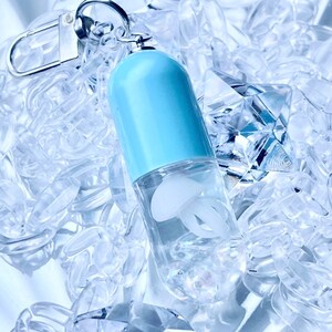 No.563 Jellyfish motif charm key chain subculture angel neighborhood angel wings medicine capsule shake shake in the sea underwater aquarium aurora beads transparent snow globe