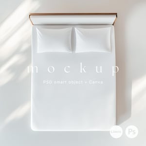 Può includere: Un letto bianco con una testata e due cuscini. Il letto è fatto con lenzuola bianche e un piumino bianco. Il letto è in una stanza con pareti bianche e una finestra che lascia entrare la luce naturale. Il testo "mockup" è scritto in bianco sul letto.