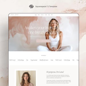 Könnte beinhalten: Eine Website-Startseite für eine Yoga-Lehrerin namens Lana. Der Hintergrund ist ein sanftes rosa und weißes Aquarelldesign. Der Text "Awaken your inner peace one breath at a time" wird in einer großen Schriftart angezeigt. Ein Foto von Lana, die in einer Yoga-Pose sitzt, ist auf der Seite zu sehen.