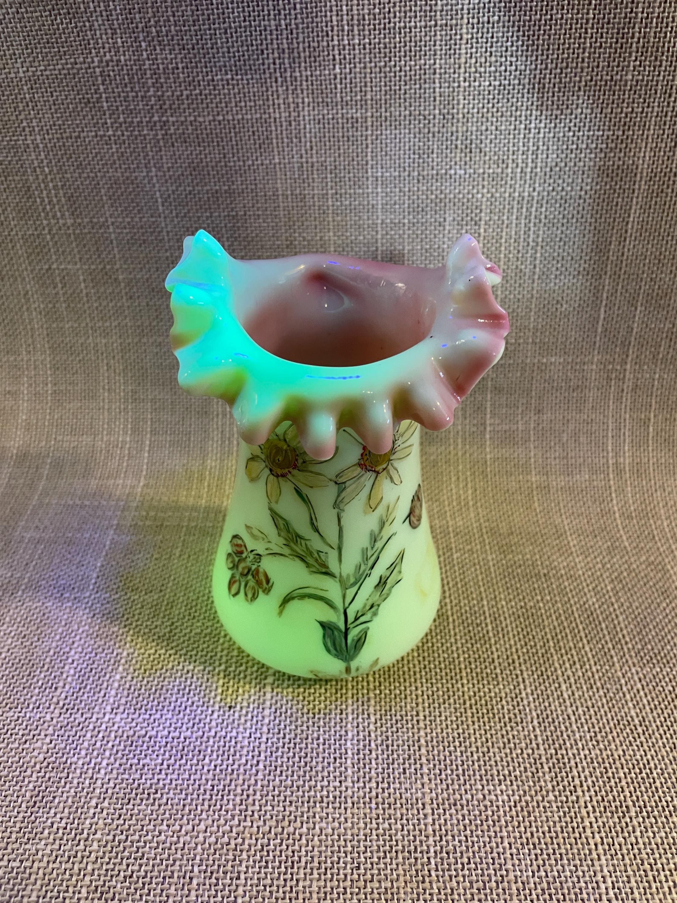 Vntage Uranium Burmese Ruffled Edge Vase by Thomas Webb - Etsy