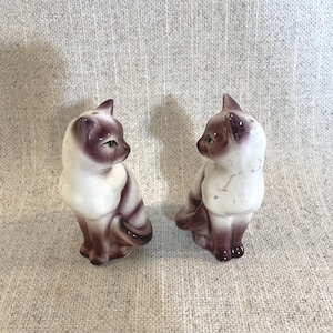 Siamese Cat Salt and Pepper Shakers - Sweet Cat Salt and Pepper Shakers - Green Eyed Cat Salt and Pepper Shakers - Novelty S & P