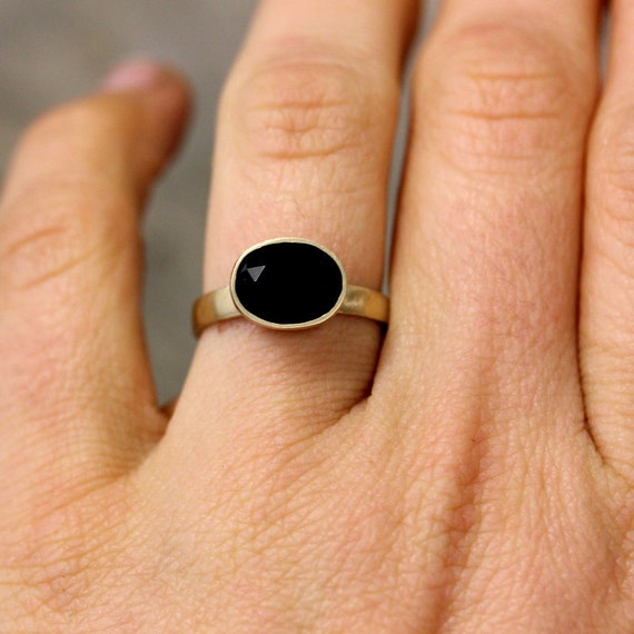 familia real bota distancia Anillo de espinela negra de oro de 14 k anillo de piedra - Etsy México