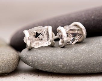 Ruwe Herkimer-diamanten oorknopjes • Natuurlijk kwartskristal 7-8 mm • Gerecycled sterlingzilver • Geboortesteen april • VS handgemaakt cadeau