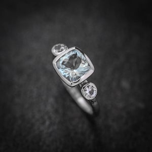 Anillo artesanal de aguamarina talla cojín – Zafiro blanco, oro blanco de 14k