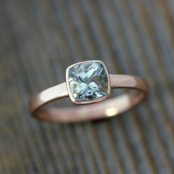 Aquamarinring im Kissenschliff, Rosegold Lünette, handgemachter Solitär