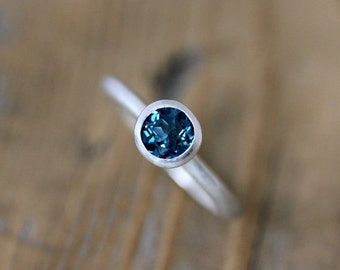 London Blautopas Ring, Blautopas Stapelring, Geburtsstein Schmuck, handgemachter Schmuck aus Neuengland