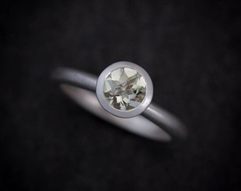 Anillo de plata de ley con prasiolita hecho a mano – Solitario de amatista verde, plata reciclada