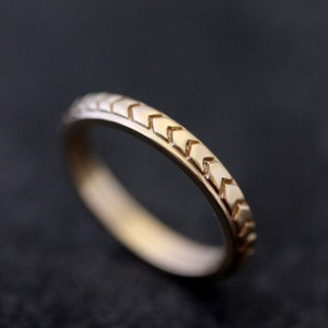 Alianza de boda de oro amarillo hecha a mano, alianza de boda Chevron en oro amarillo o rosa de 14 k, alianza de oro reciclado para hombres y mujeres