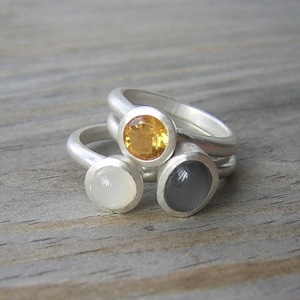 Moonstone Stacking Ring Set, Set of Three Rings Features Gray Moonstone Rings and Round White Moonstone Ring, Gold Citrine Nesting Rings 画像 1