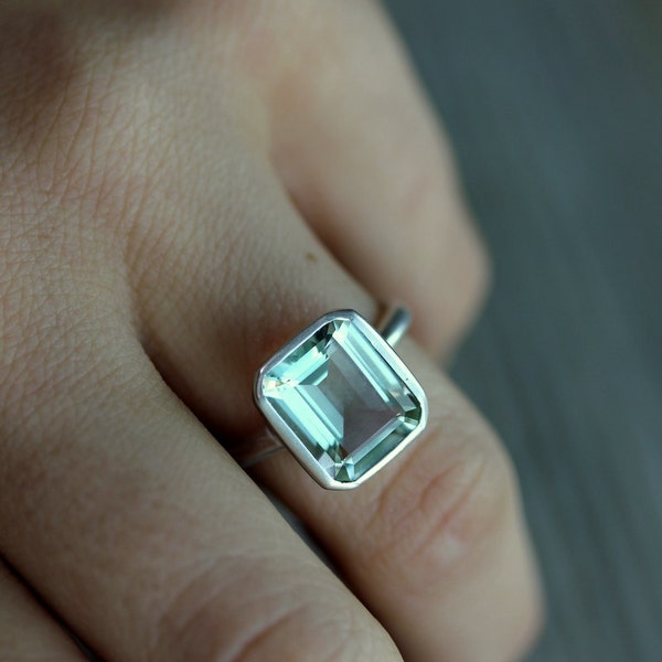 Anillo de amatista verde talla esmeralda en plata de ley Argentium. Anillo de plata reciclada, hecho a medida.
